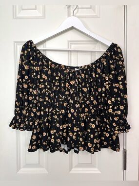 Daisy & Delilah Floral Cropped Blouse NWOT